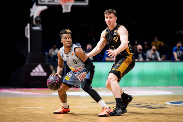 依然占据着 依然占据着